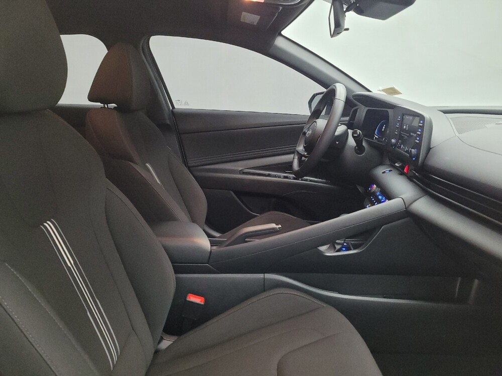 2025 Hyundai Elantra in Cincinnati, OH 45255 - 18123844 21