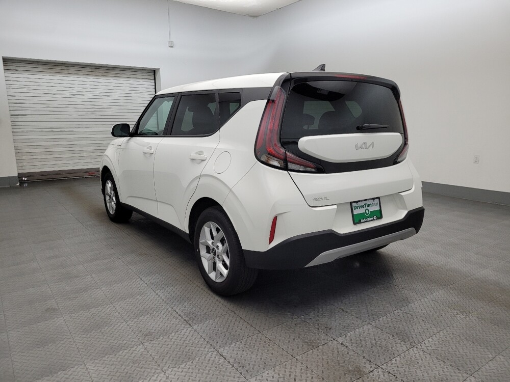 2025 Kia Soul in Glendale, AZ 85301 - 18123920 5