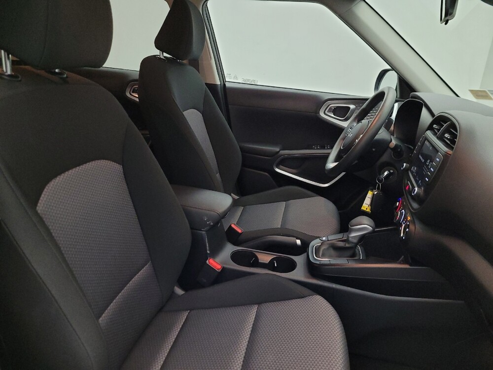 2025 Kia Soul in Glendale, AZ 85301 - 18124051 21
