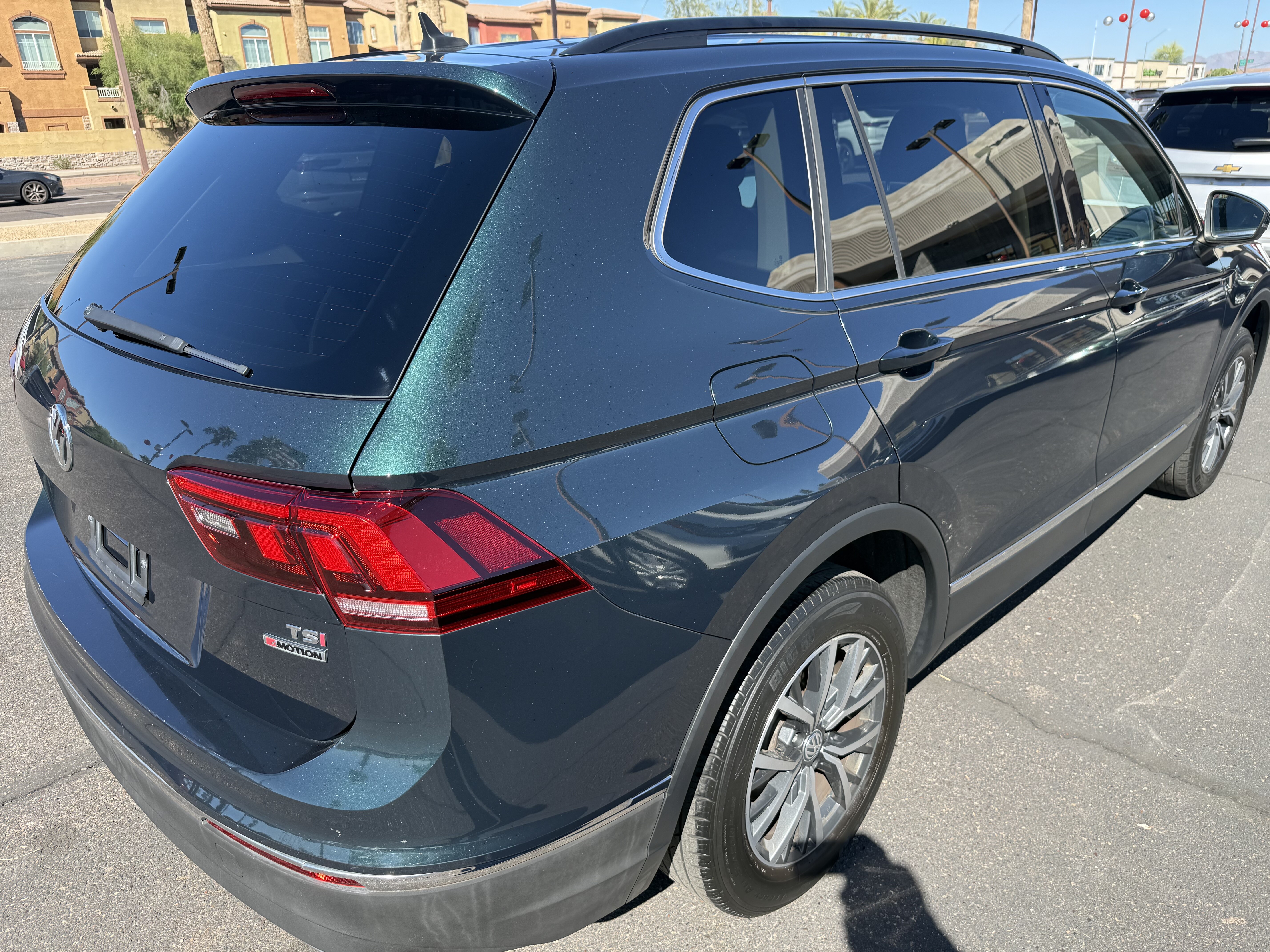 2018 Volkswagen Tiguan in Phoenix, AZ 85022 - 18124227 4