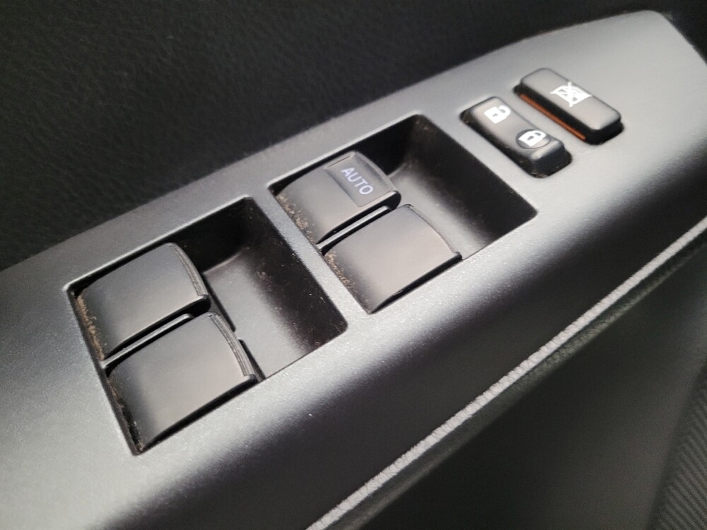 2018 Toyota RAV4 in Fresno, CA 93726 - 18124980 27