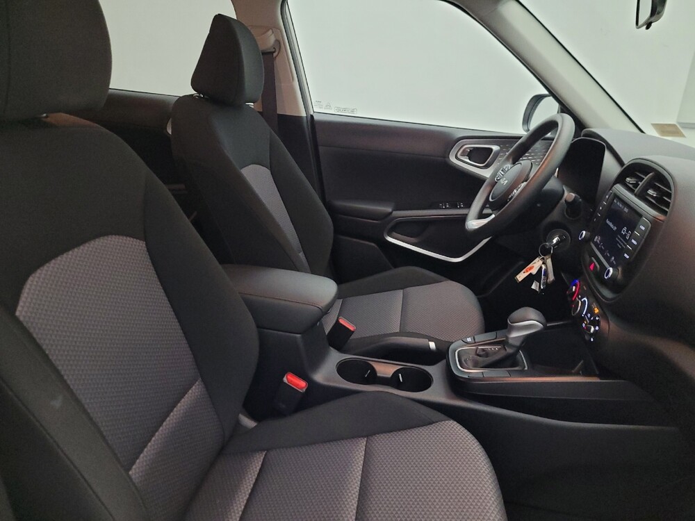 2025 Kia Soul in Glendale, AZ 85301 - 18125102 21
