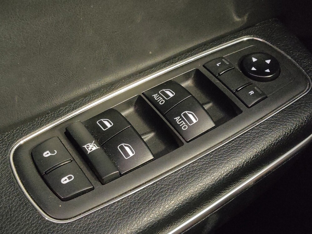 2018 Chrysler 300 in San Antonio, TX 78238 - 18125847 27