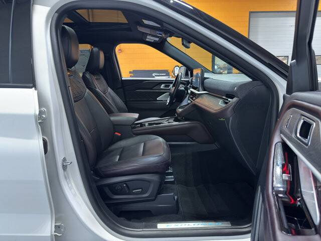 2025 Ford Explorer in Burlington, WI 53105 - 18125999 19