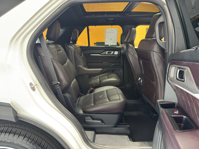 2025 Ford Explorer in Burlington, WI 53105 - 18125999 20