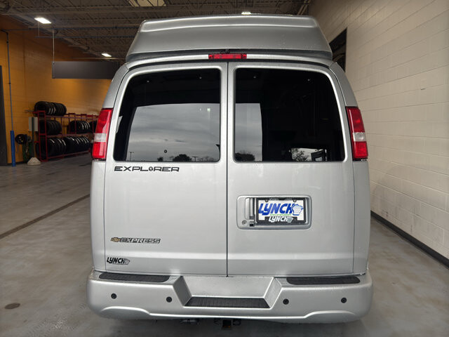 2026 Chevrolet Express 2500 in Burlington, WI 53105 - 18126002 4