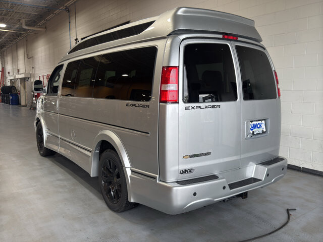 2026 Chevrolet Express 2500 in Burlington, WI 53105 - 18126002 3