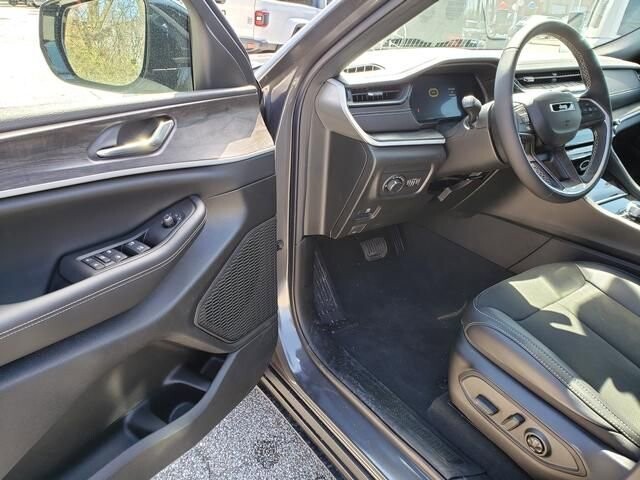 2026 Jeep Grand Cherokee in Bedford, OH 44146 - 18126008 6