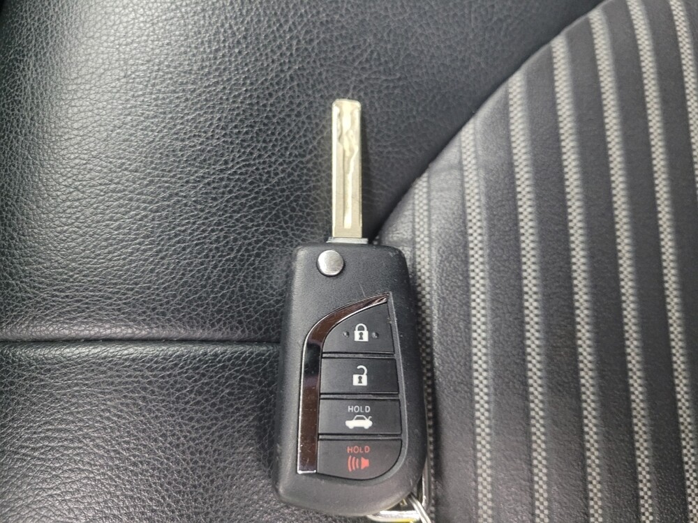 2021 Toyota Camry in Indianapolis, IN 46219 - 18126238 32