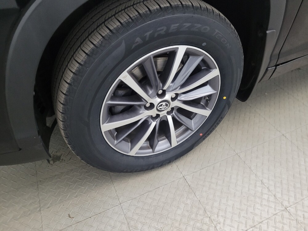 2018 Toyota Highlander in New Castle, DE 19720 - 18126338 31