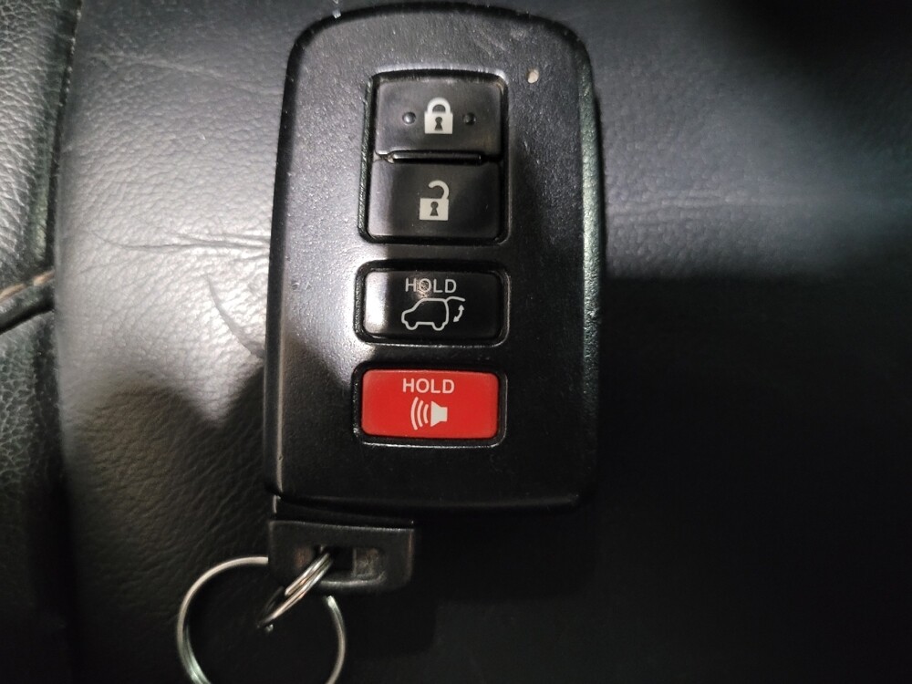 2018 Toyota Highlander in New Castle, DE 19720 - 18126338 32