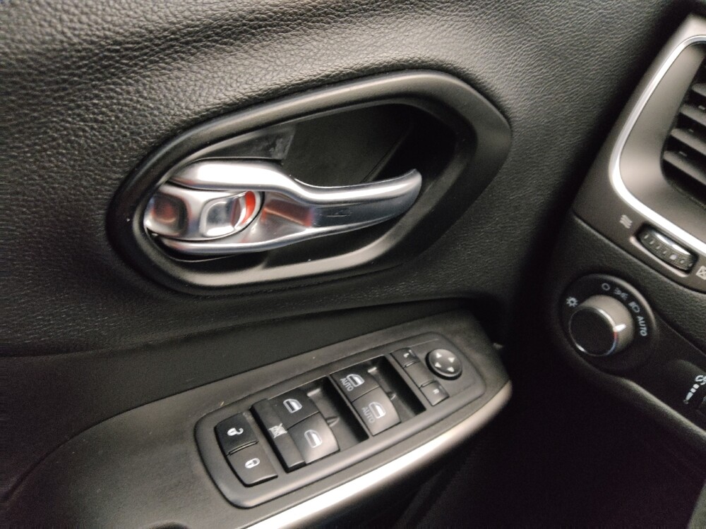 2021 Jeep Cherokee in Gladstone, MO 64118 - 18126378 27