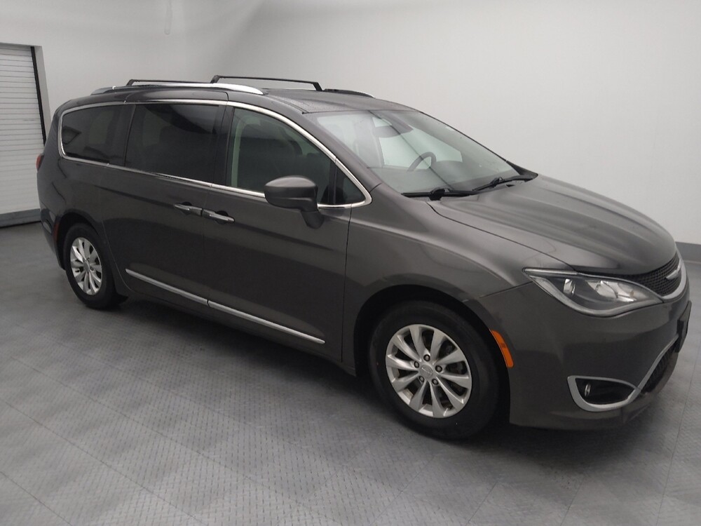 2018 Chrysler Pacifica in Wichita, KS 67207 - 18126453 11