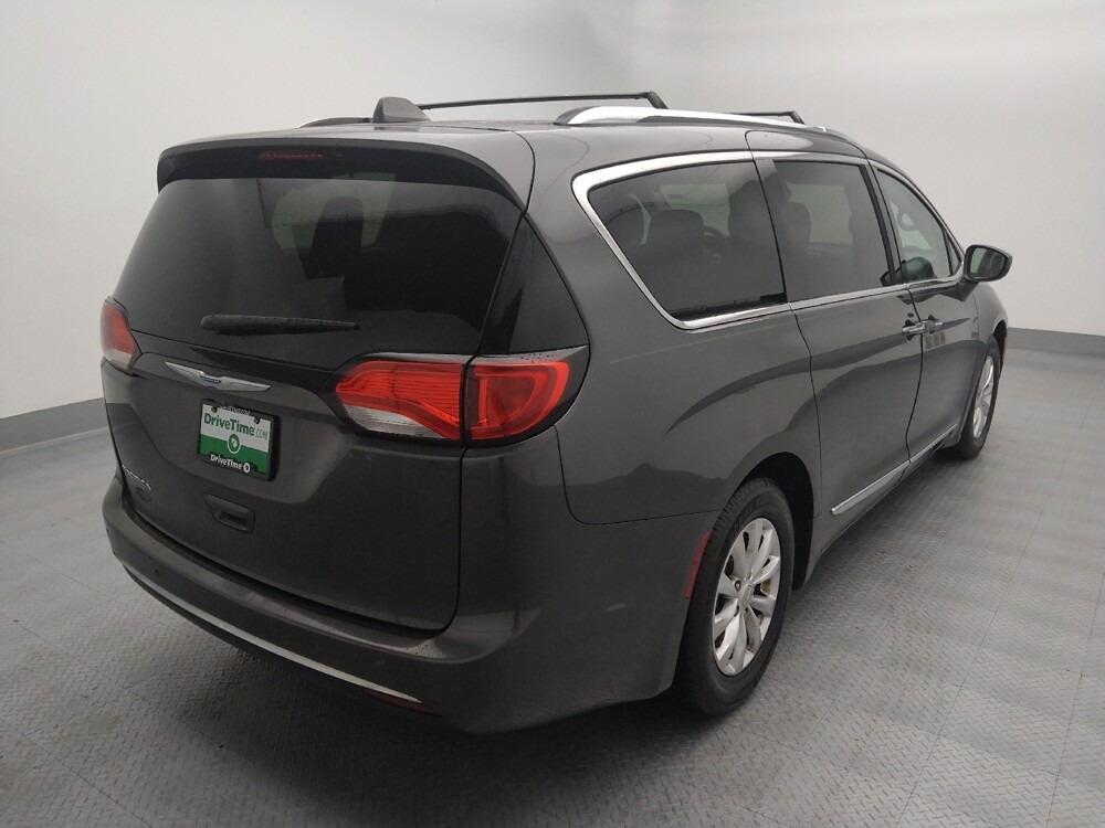 2018 Chrysler Pacifica in Wichita, KS 67207 - 18126453 9