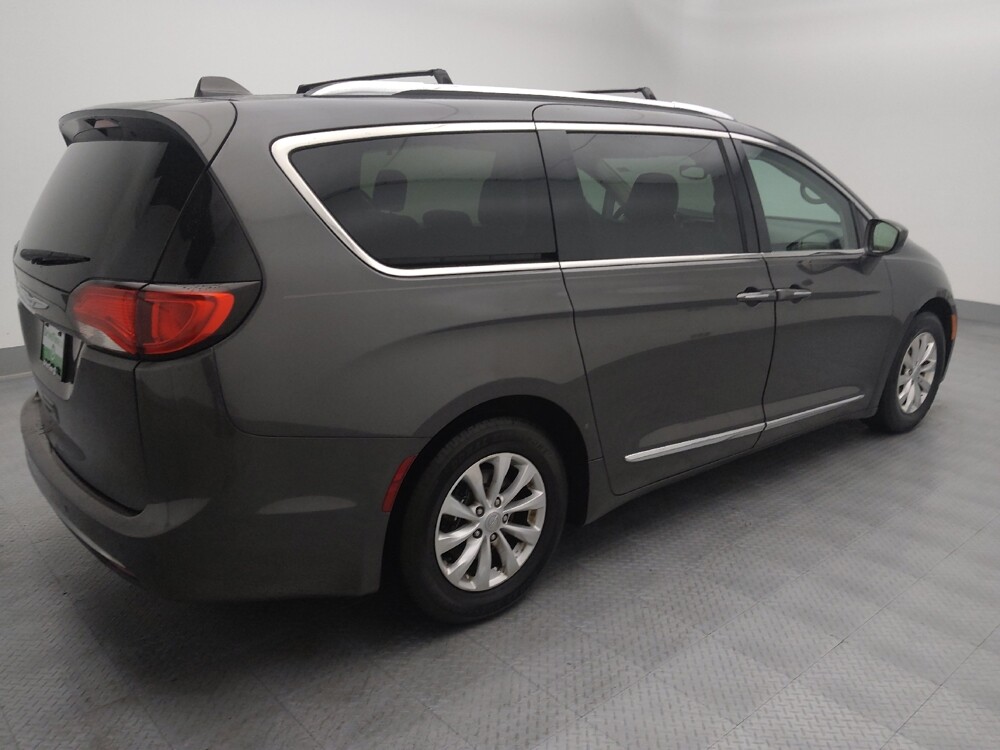2018 Chrysler Pacifica in Wichita, KS 67207 - 18126453 10