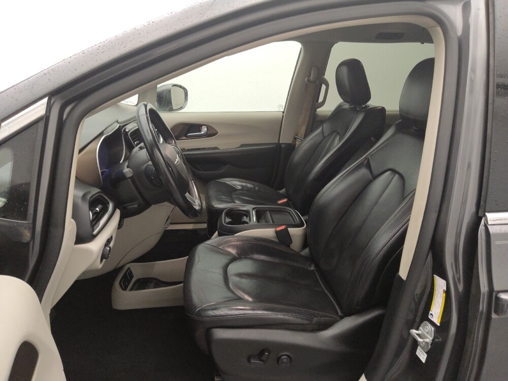 2018 Chrysler Pacifica in Wichita, KS 67207 - 18126453 17