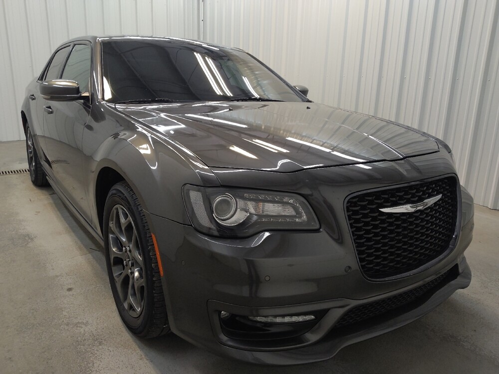 2018 Chrysler 300 in Fairfield, OH 45014 - 18126544 13