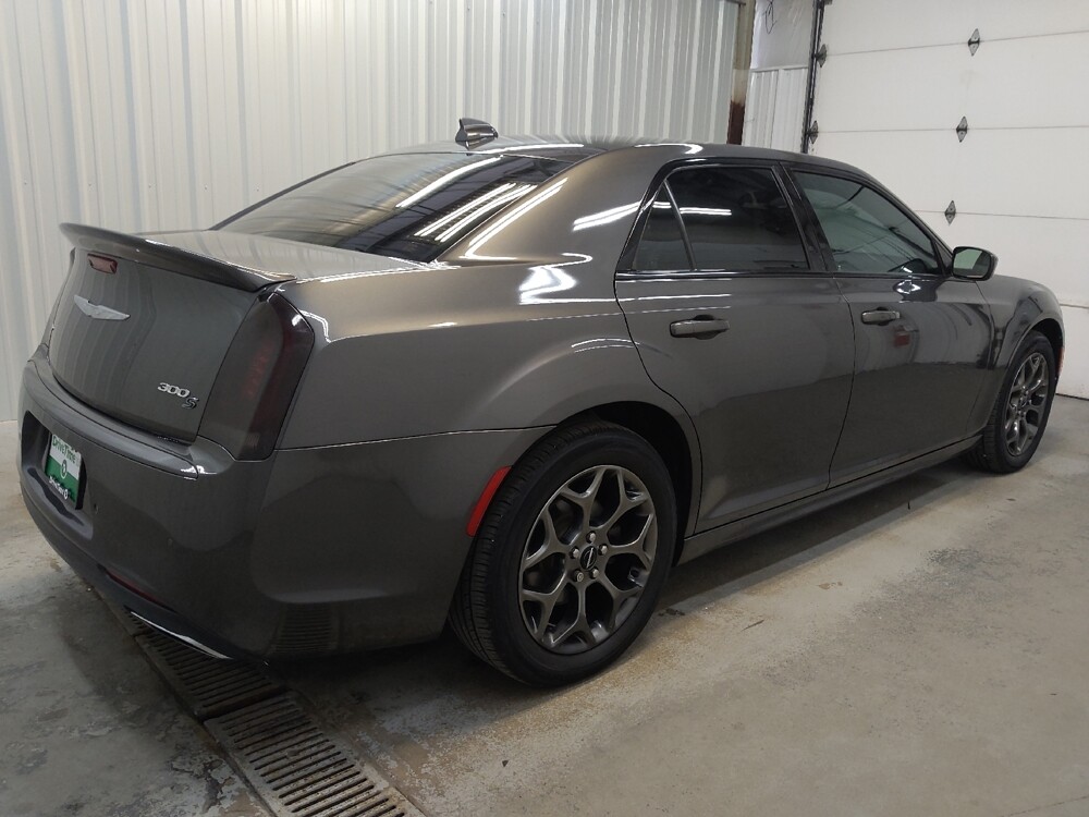 2018 Chrysler 300 in Fairfield, OH 45014 - 18126544 10