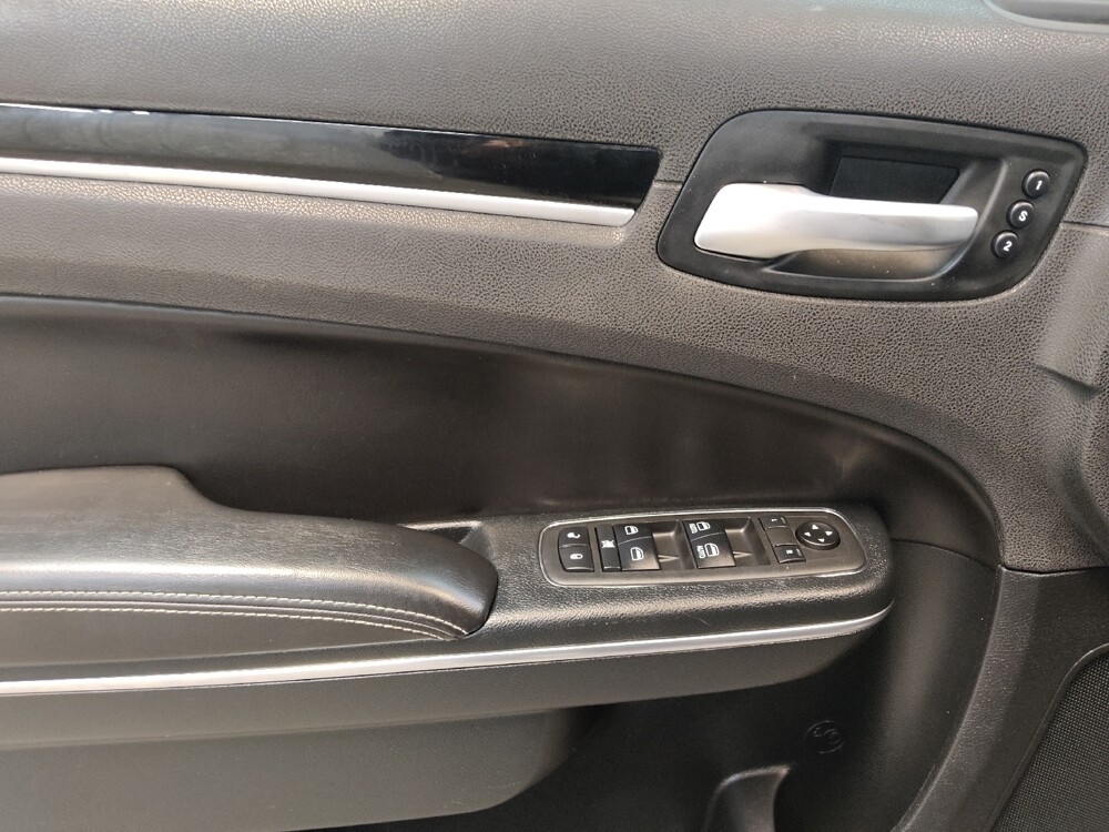 2018 Chrysler 300 in Fairfield, OH 45014 - 18126544 27