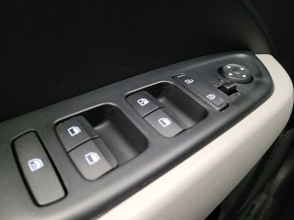 2025 Hyundai Venue in Montclair, CA 91763 - 18126639 27