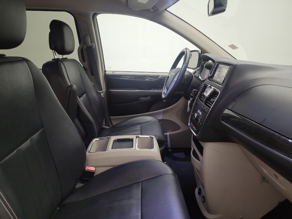 2016 Chrysler Town & Country in Toledo, OH 43617 - 18126911 21