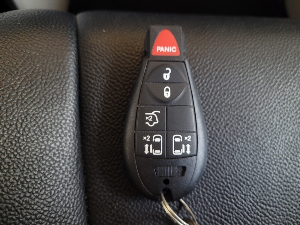 2016 Chrysler Town & Country in Toledo, OH 43617 - 18126911 32