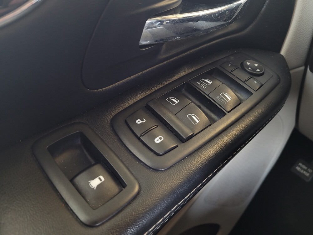 2016 Chrysler Town & Country in Toledo, OH 43617 - 18126911 27