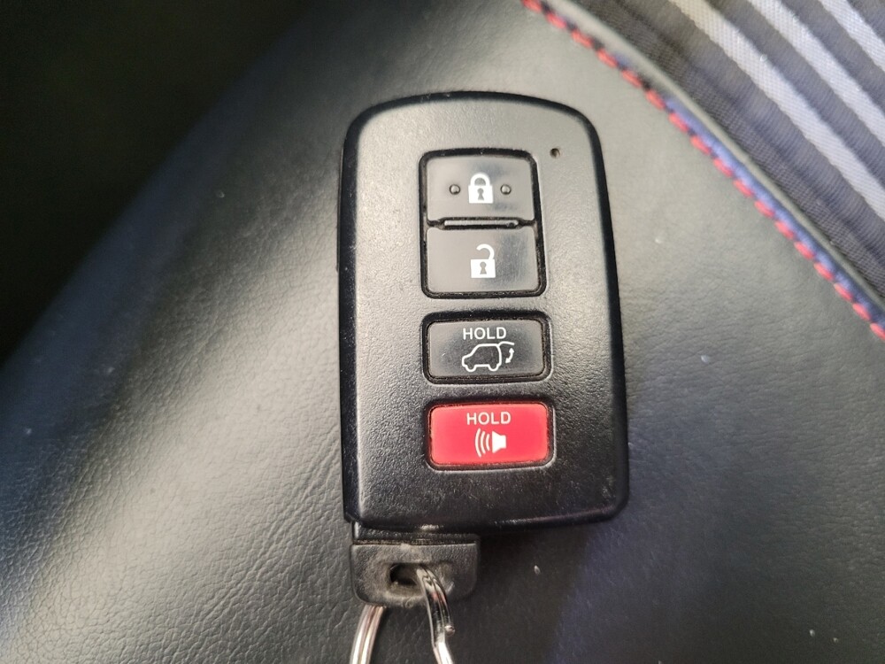 2019 Toyota Highlander in Louisville, KY 40258 - 18126926 32