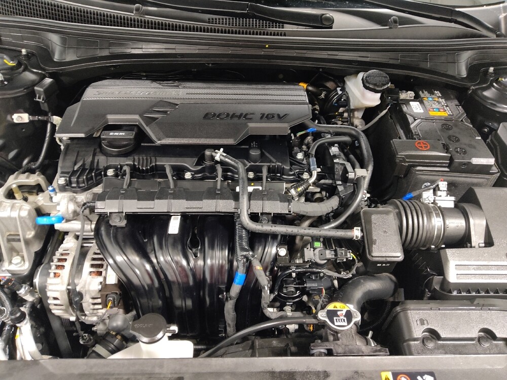 2025 Hyundai Elantra in Cincinnati, OH 45255 - 18126946 30