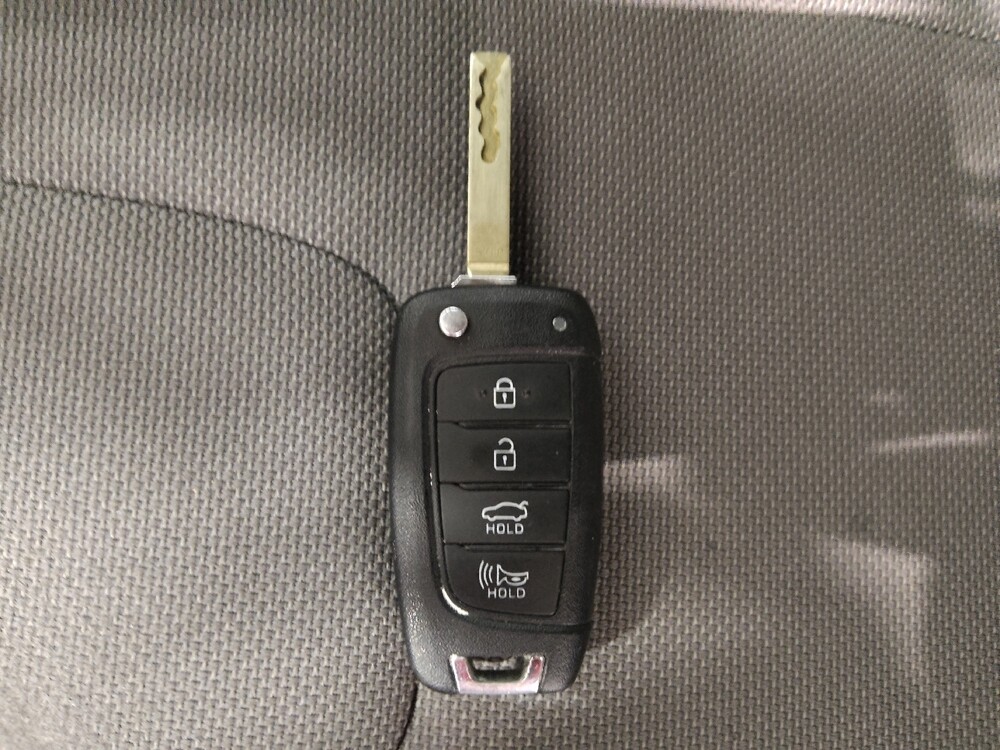 2025 Hyundai Elantra in Cincinnati, OH 45255 - 18126946 32