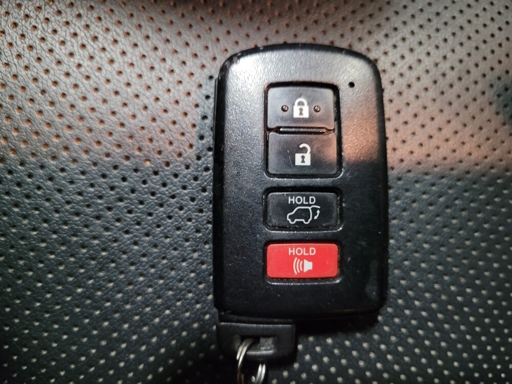 2019 Toyota Highlander in Newport News, VA 23601 - 18127018 32