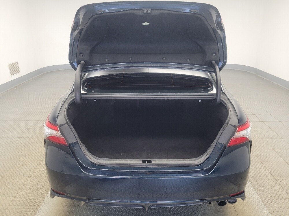 2018 Toyota Camry in Indianapolis, IN 46222 - 18127088 29