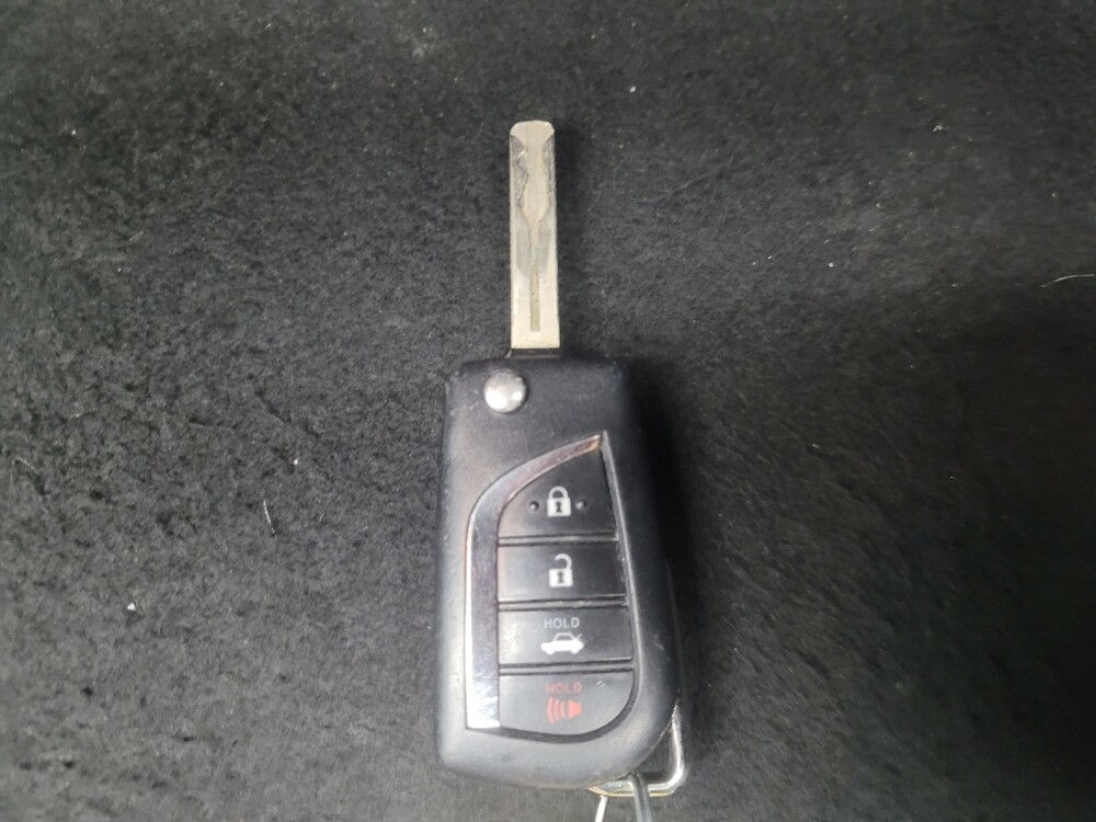 2018 Toyota Camry in Indianapolis, IN 46222 - 18127088 32