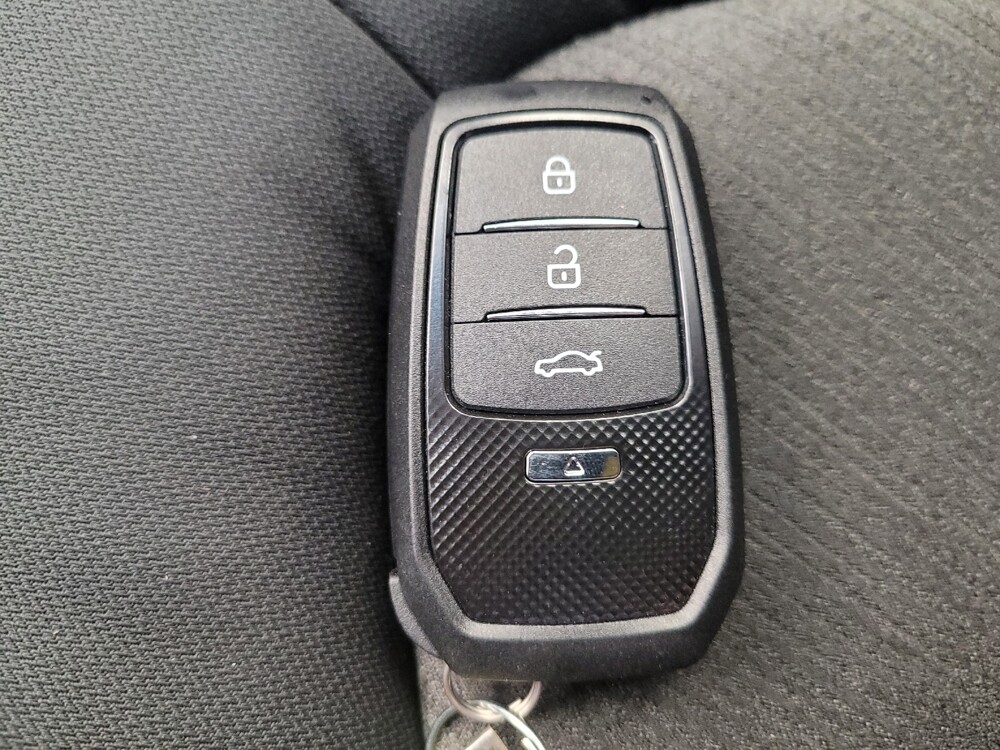 2018 Toyota Camry in Miamisburg, OH 45342 - 18127343 32