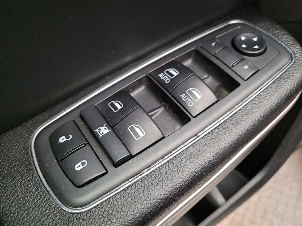 2019 Chrysler 300 in Riverside, CA 92504 - 18127442 27