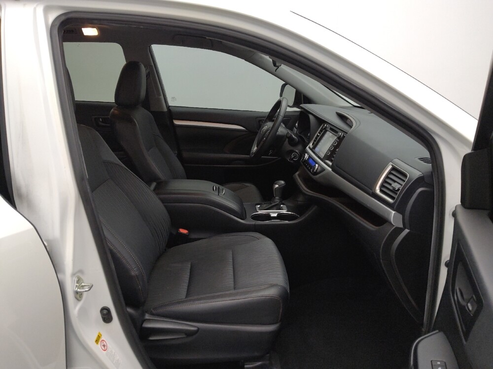 2019 Toyota Highlander in Topeka, KS 66611 - 18127741 21