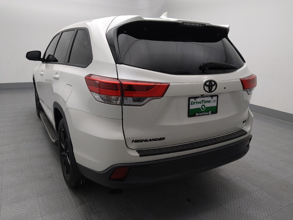 2019 Toyota Highlander in Topeka, KS 66611 - 18127741 6