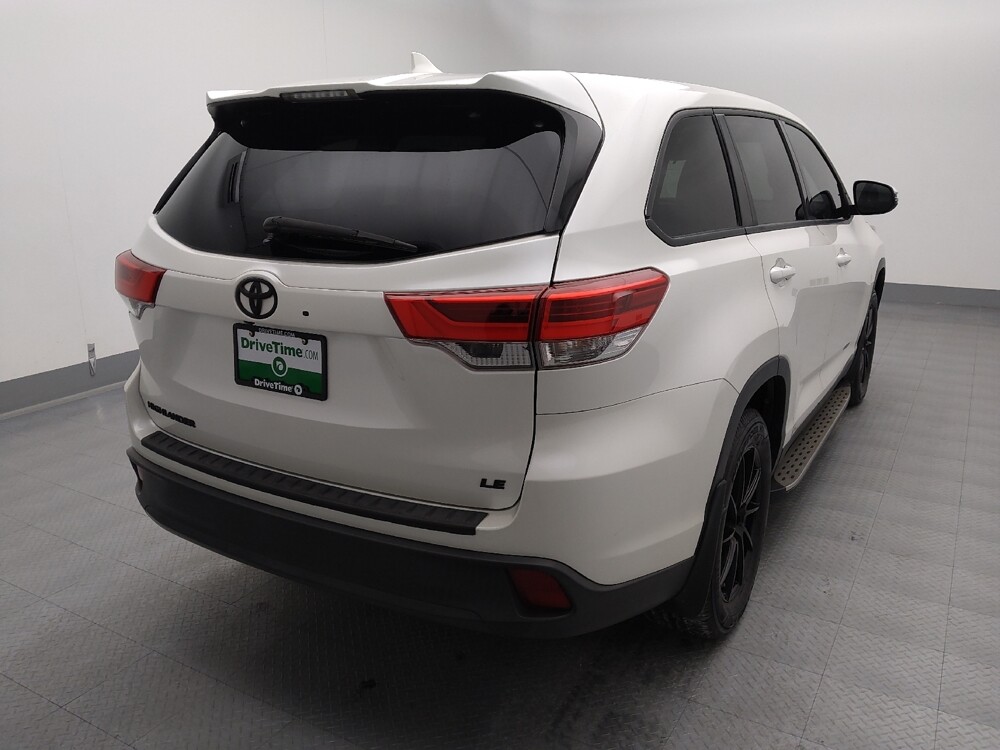 2019 Toyota Highlander in Topeka, KS 66611 - 18127741 7
