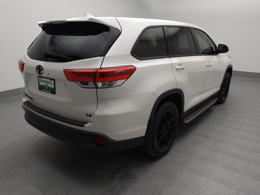 2019 Toyota Highlander in Topeka, KS 66611 - 18127741 9