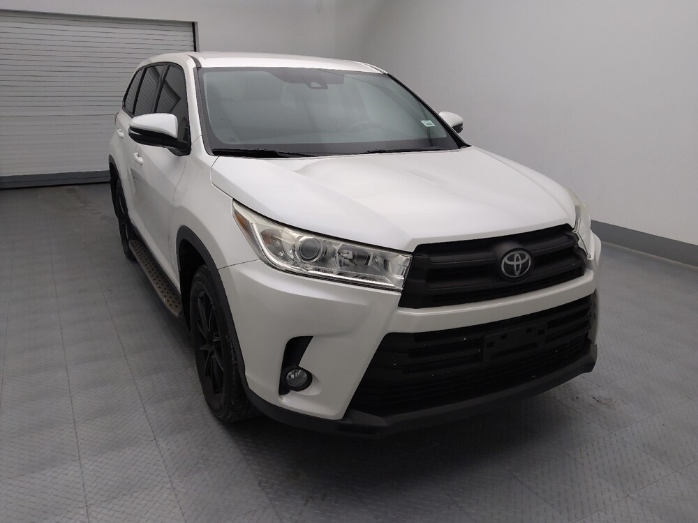2019 Toyota Highlander in Topeka, KS 66611 - 18127741 14