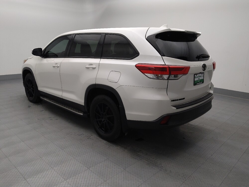 2019 Toyota Highlander in Topeka, KS 66611 - 18127741 3