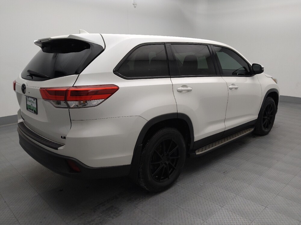 2019 Toyota Highlander in Topeka, KS 66611 - 18127741 10