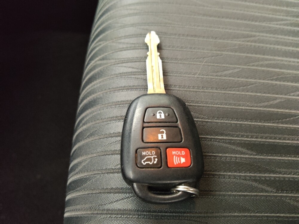 2019 Toyota Highlander in Topeka, KS 66611 - 18127741 32