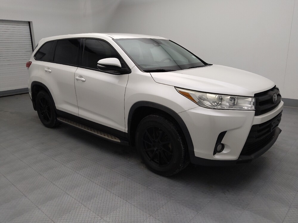 2019 Toyota Highlander in Topeka, KS 66611 - 18127741 11