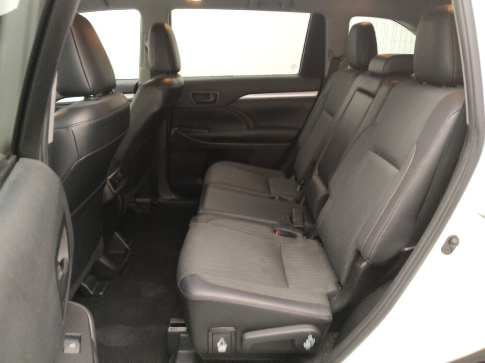 2019 Toyota Highlander in Topeka, KS 66611 - 18127741 18