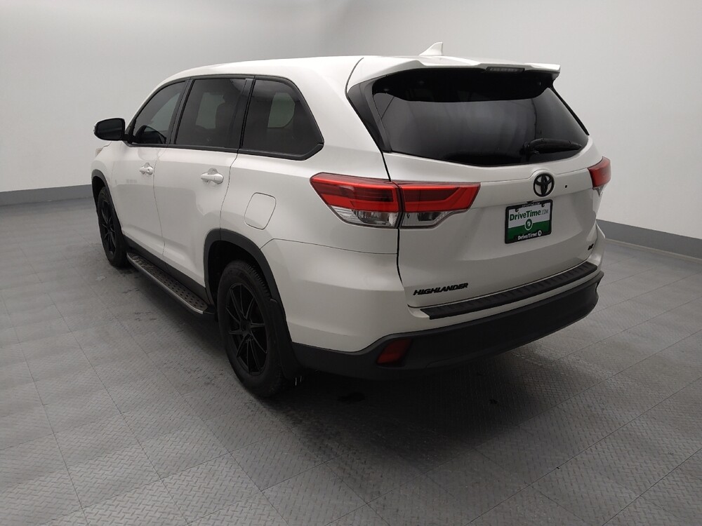 2019 Toyota Highlander in Topeka, KS 66611 - 18127741 5