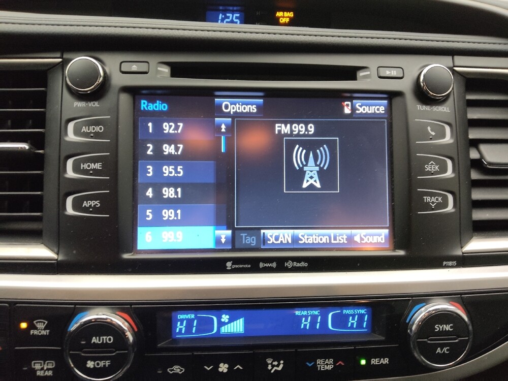 2019 Toyota Highlander in Topeka, KS 66611 - 18127741 25