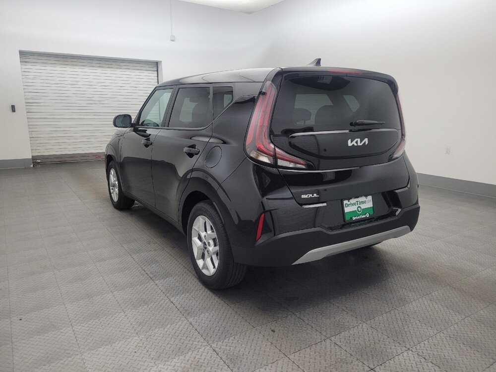 2025 Kia Soul in Glendale, AZ 85301 - 18127989 5