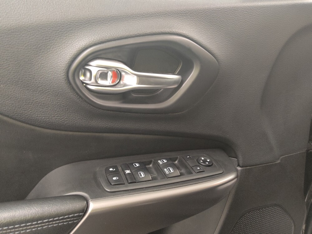 2019 Jeep Cherokee in St. Louis, MO 63136 - 18128226 27