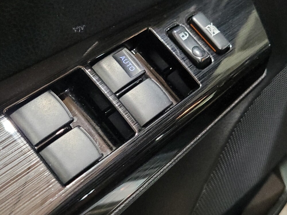 2018 Toyota RAV4 in Glen Burnie, MD 21061 - 18128261 27